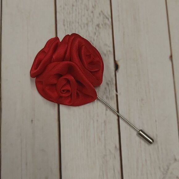 MEN'S FUSCHIA SATIN FLOWER LAPEL PIN. - Picture 1 of 2